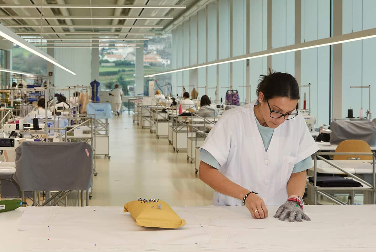 BLICK IN DIE HERZKAMMER Fast alle Kleidungsstücke werden in der Zentrale in Arteixo designt. Allein dafür sind rund 700 Mitarbeitende zuständig.