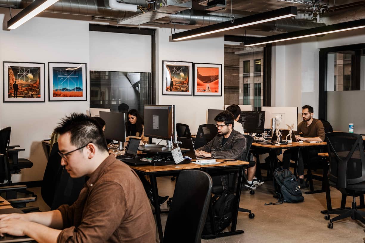 TeamJohnny Ho (l.) und Aravind Srinivas (M.) mit Mitarbeitern in ihrem ­alten Büro in San Francisco.