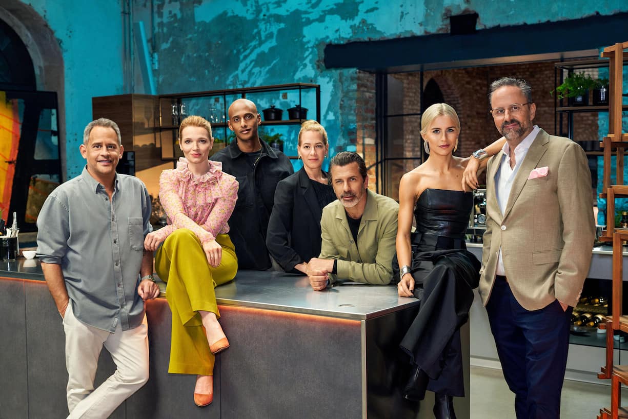 IM «DINNER CLUB» VON AMAZON Auf der Streaming-Plattform Amazon Prime empfängt Caminada prominente Gäste, reist und kocht mit ihnen.