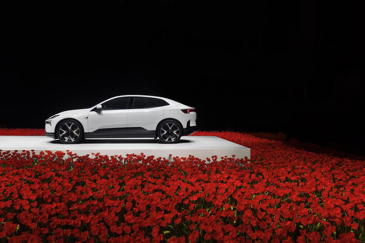 der Heckscheiben-freie Polestar 4, der als Ersatz eine Kamera nach hinten mitführt.