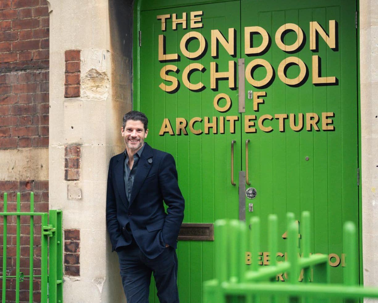 Er ist an ­Architektur interessiert und wurde 2024 zum Chairman der London School of ­Architecture gekürt – hat das Amt jetzt aber abgegeben.