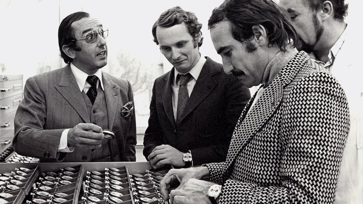 Heuer-Patron Jack Heuer mit den Rennfahrern Niki Lauda und Clay Regazzoni (v.l.) vor einer Uhrenauslage. 