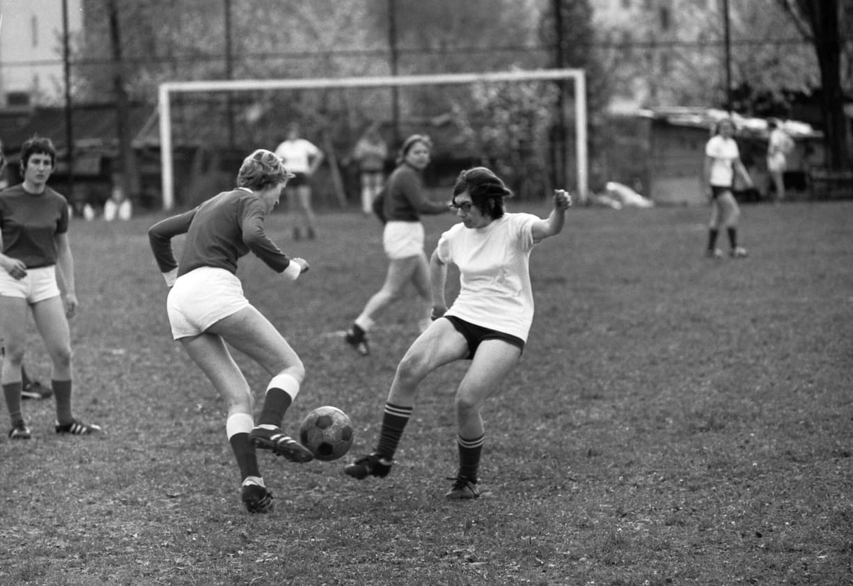 In den 1950er- und 1960er-Jahren war es Frauen faktisch verboten, in offiziel- len Fussballvereinen zu spielen.