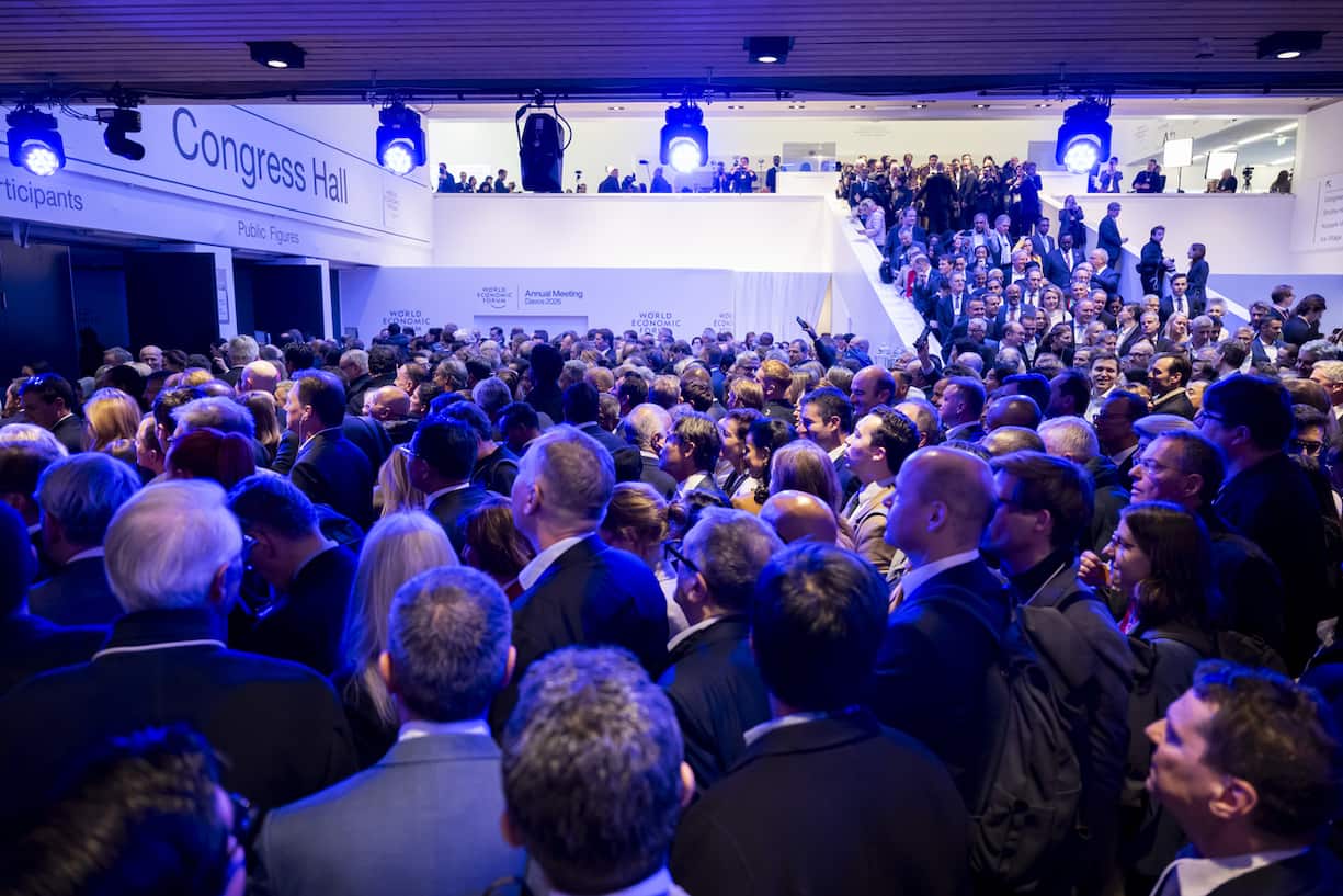KEYPIX - People queue ahead of a plenary session featuring U.S. President Donald Trump during the 56th annual meeting of the World Economic Forum, WEF, in Davos, Switzerland, Wednesday, January 21, 2026. The meeting under the topic "A Spirit of Dialogue" brings together entrepreneurs, scientists, corporate and political leaders in Davos and takes place from January 19 to 23 in Davos. (KEYSTONE/Laurent Gillieron)