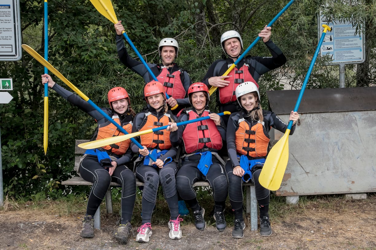 Michael Rechsteiner mit Frau Claudia, den Töchtern Dominique und Simone sowie Sohn Samuel mit dessen Freundin beim Riverrafting auf dem Vorderrhein 2018.