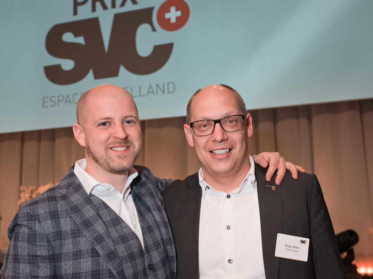 Milo Gasser, CEO Asic Robotics, Preisgewinner;Stefan Berger, Stadtpräsident Burgdorf