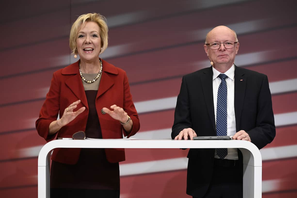Monika Ribar, Verwaltungsratspraesidentin SBB, links, stellt an einer Medienkonferenz den neuen CEO der SBB, Vincent Ducrot, rechts, vor, am Dienstag, 10. Dezember 2019 in Bern. (KEYSTONE/Anthony Anex).Monika Ribar,Vincent Ducrot
