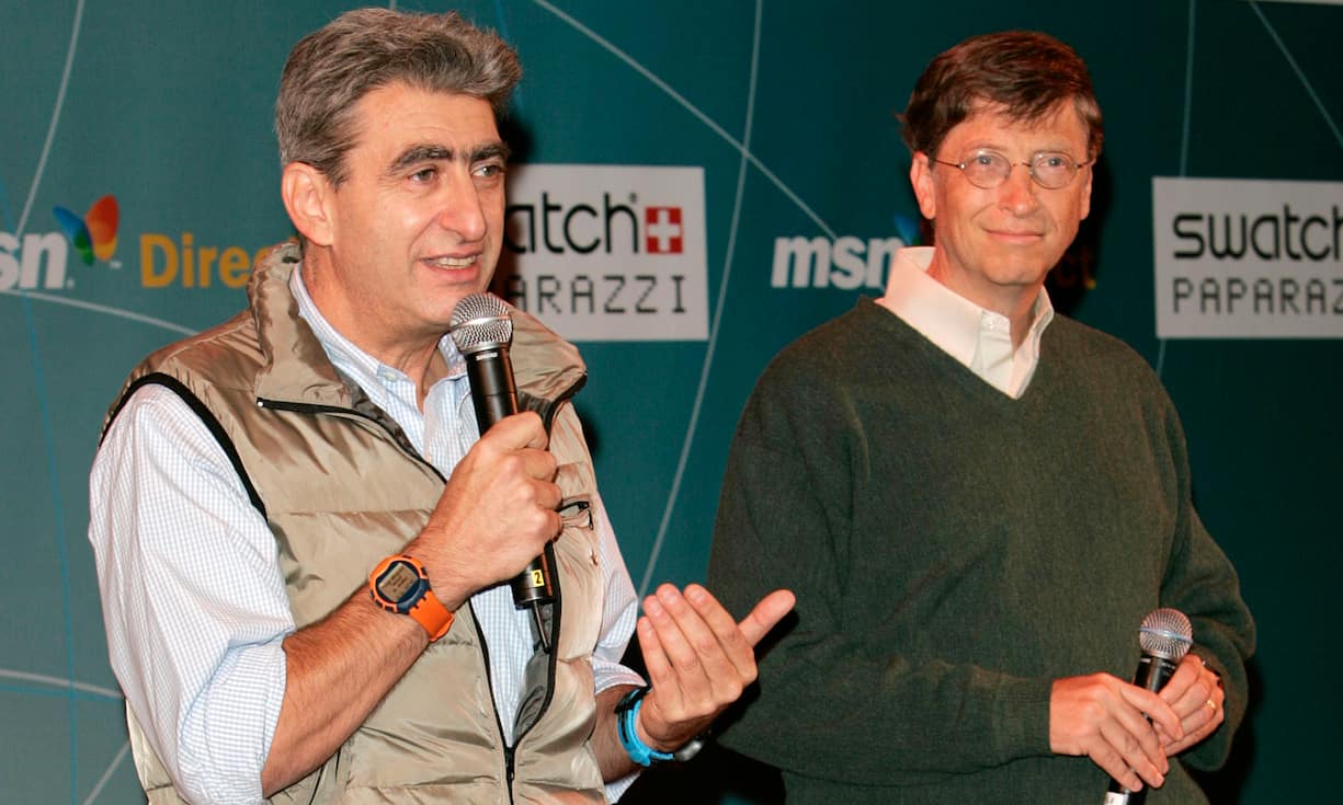 NEW YORK - OCTOBER 20: (L-R) Swatch CEO Nick Hayek and Microsoft CEO Bill Gates attend a press conference for the launch of the new Swatch line "Paparazzi" by Swatch and Microsoft on October 20, 2004 in New York City. (Photo by Peter Kramer/Getty Images)