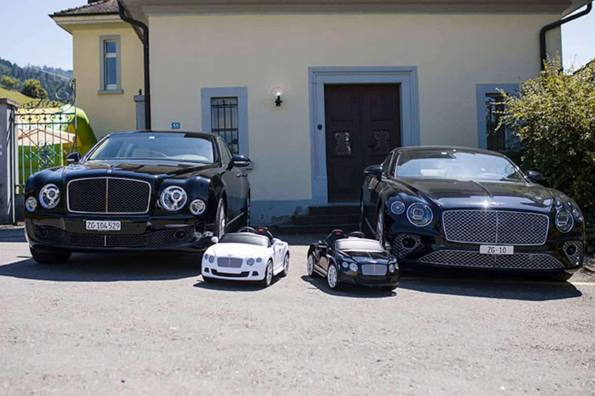 Niklas Nikolajsen Bentleys vor dem Haus - BILANZ: weitere Verwendung nur mit Genehmigung von Niklas Nikolajsen. Usage with permission only.