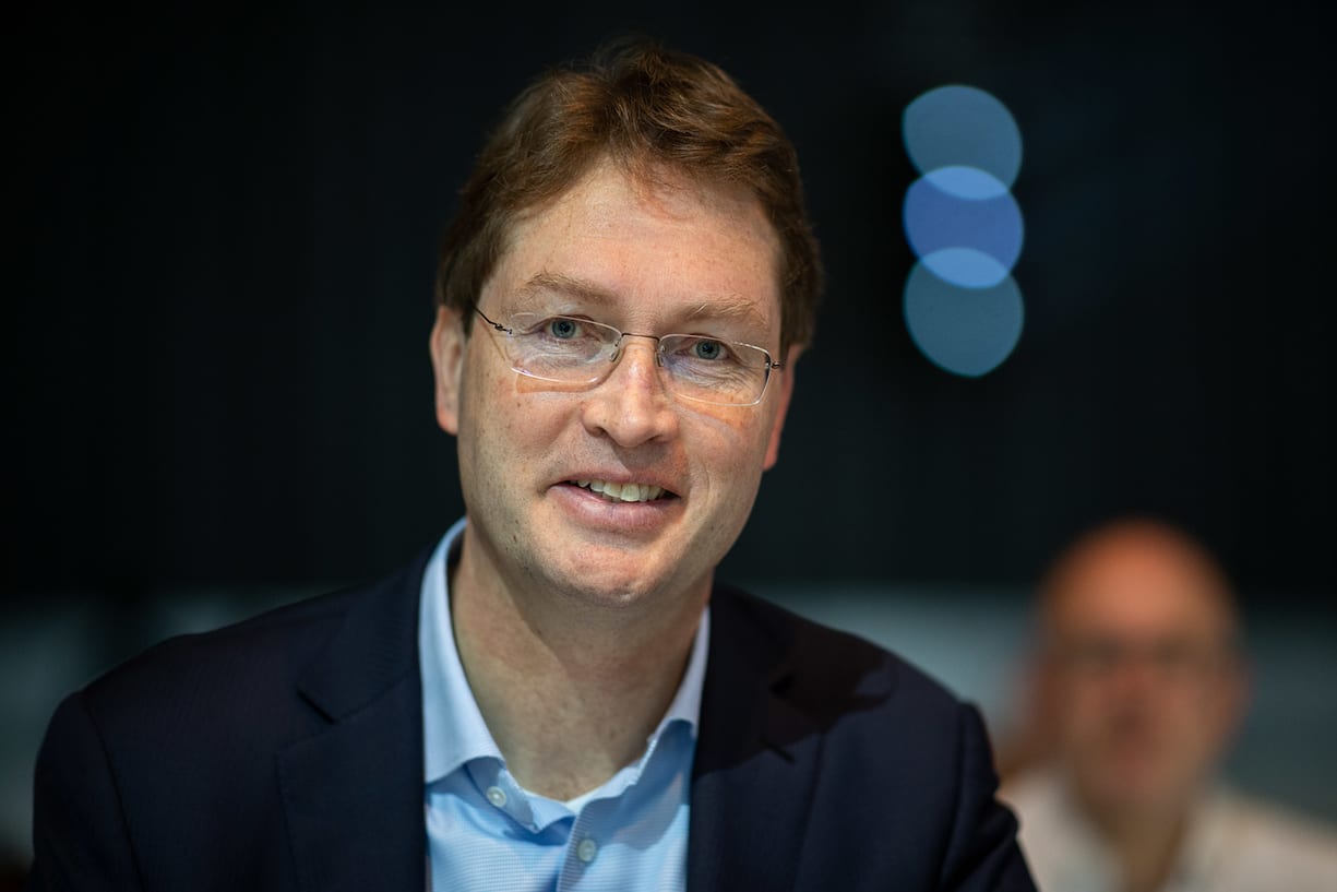 ARCHIV - 06.02.2019, Baden-Württemberg, Stuttgart: Ola Källenius, Vorstandsmitglied der Daimler AG und veranwortlich für Konzernforschung und Mercedes-Benz Cars Entwicklung sowie der zukünftige Vorstandsvorsitzende der Daimler AG, nimmt an der Bilanz-Pressekonferenz des Unternehmens teil. (zu dpa: «Daimler benennt Chefs für künftige Auto- und Lastwagen-Sparte» vom 22.03.2019) Foto: Sebastian Gollnow/dpa +++ dpa-Bildfunk +++ (KEYSTONE/DPA/Sebastian Gollnow)