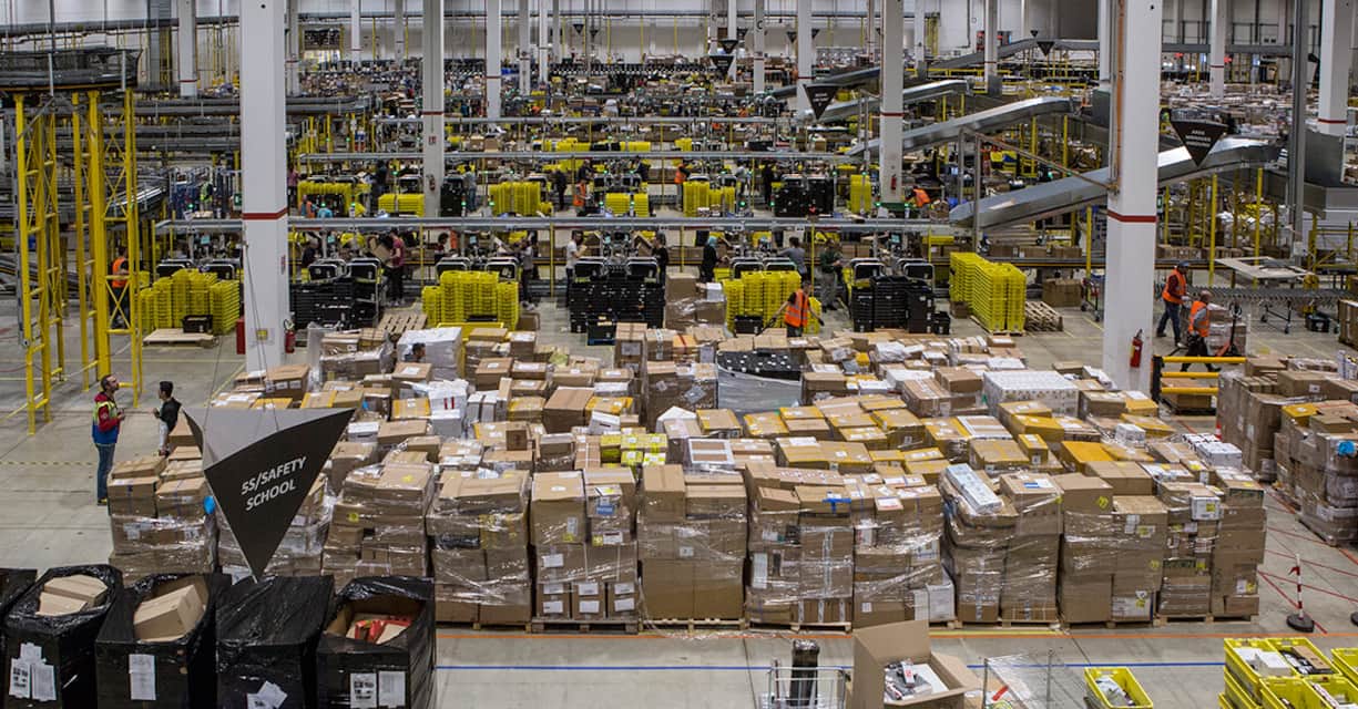 Ein Logistikzentrum von Amazon: Jetzt wird die Schweiz aufgerollt.