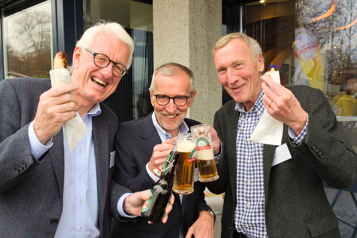 Austausch von St. Galler Erinnerungen bei Bier und Wurst:Peter Kratz;Christoph Flueckiger;Erich Grueninger