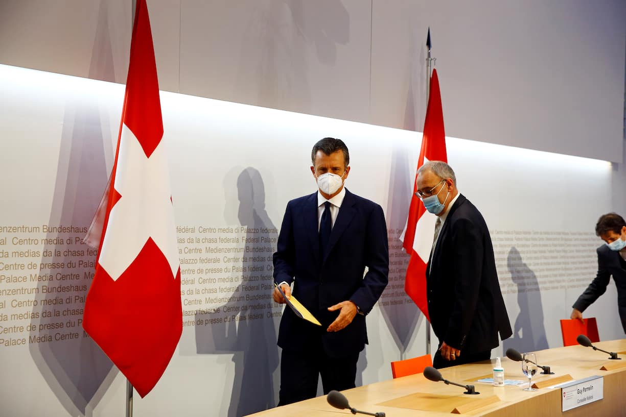 Philipp Hildebrand, Vice Chairman of BlackRock, and Swiss Economic Minister Guy Parmelin attend a news conference, as the spread of the coronavirus disease (COVID-19) continue in Bern, Switzerland October 28, 2020. REUTERS/Arnd Wiegmann