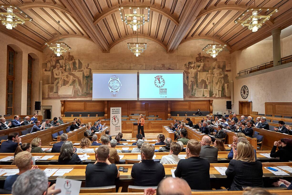 Preisverleihung des 5vor12-Preis fuer Deregulierung von StrategieDialog21 und dem Swiss Venture Club im Rathaus Bern. © Adrian Moser / Bilanz