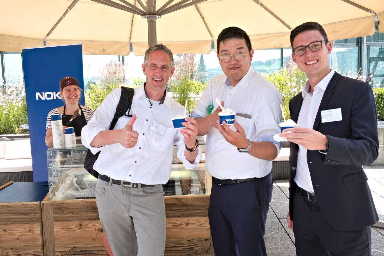 Ein kühlendes Eis:Reto Huber, Huber+Suhner AG;De-Gin Kim, Samsung Schweiz;Luca Bischof, Samsung Schweiz