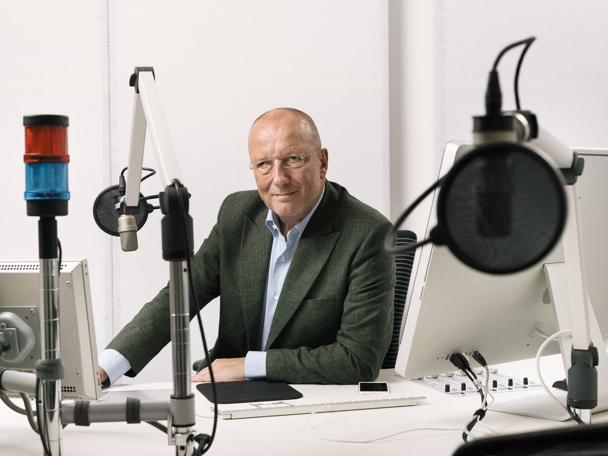 Portrait of Roger de Weck, General Director of Swiss Broadcasting Corporation, SRG SSR, taken in a radio studio at the broadcasting corporation in Bern, Switzerland, on August 29, 2016. (KEYSTONE/Christian Beutler)Roger de Weck, Generaldirektor der SRG SSR, portraitiert am 29. August 2016 in einem Radiostudio der SRG in Bern. (KEYSTONE/Christian Beutler)