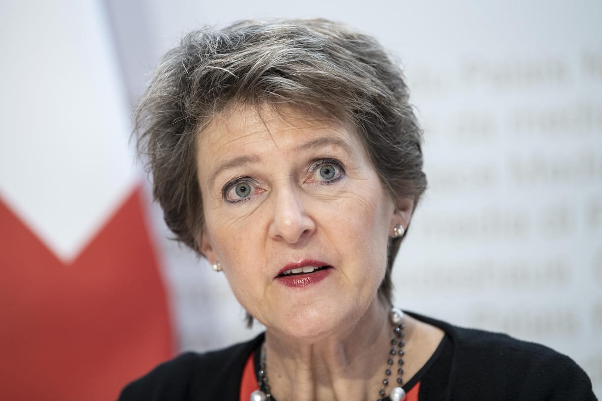 Bundespraesidentin Simonetta Sommaruga spricht an einer Medienkonferenz ueber Covid-19 Entscheide, am Freitag, 19. Juni 2020, in Bern. (KEYSTONE/Peter Schneider)