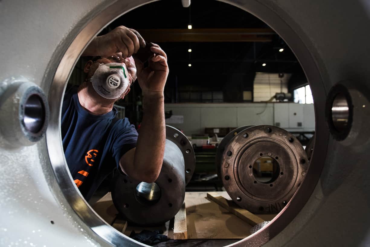 Ein Mitarbeiter bearbeitet einen wichtigen Auftrag fuer den Energiesektor der Firma Tenconi, ein in der Metallverarbeitung taetiges Unternehmen, am Dienstag, 14. April 2020, in Airolo. Unter Einhaltung der Hygienemassnahmen und der Social Distancing-Regeln wird der Betrieb in Tessiner Industriebetrieben schrittweise wieder aufgenommen. (KEYSTONE/Ti-Press/Alessandro Crinari)