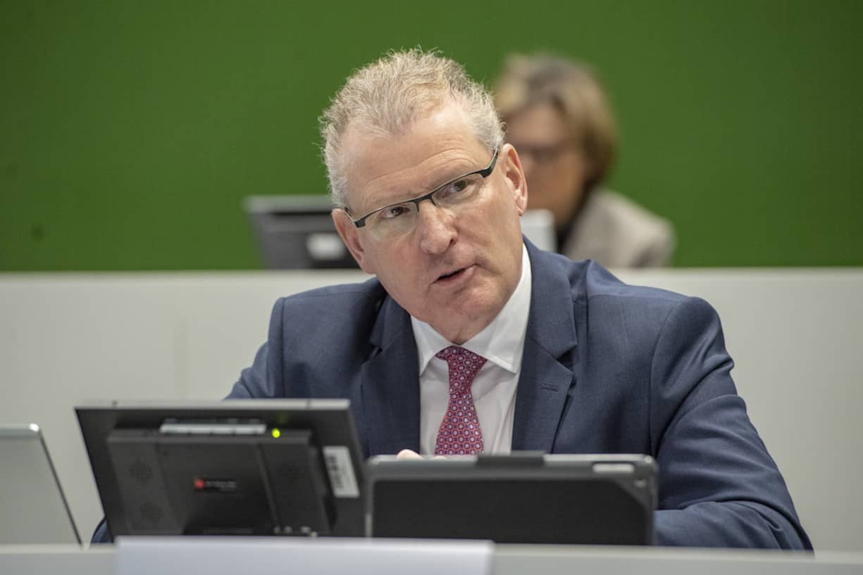 Der Zuger Regierungsrat Heinz Taennler, SVP, waehrend der Zuger Kantonsratssitzung vom Donnerstag, 30. April 2020 in der Dreifachturnhalle der Kantonsschule in Zug waehrend der Corona-Pandemie. (KEYSTONE/Urs Flueeler).