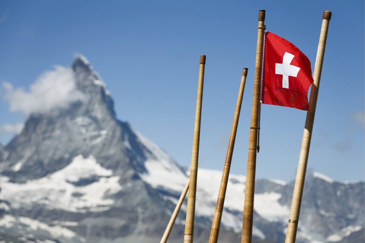 ARCHIV - ZUM 130. JAHRESTAG DER SCHWEIZER FAHNE AM DONNERSTAG, 12. DEZEMBER 2019, STELLEN WIR IHNEN FOLGENDES BILDMATERIAL ZUR VERFUEGUNG - Alphorns and a Swiss flag are pictured after 508 alphorn blowers played together establishing a new world record for largest alphorn group performance, on the Gornergrat Mountain at 3'089 meters above sea level with the Matterhorn mountain in the background, near Zermatt, Saturday, August 17, 2013. (KEYSTONE/Valentin Flauraud)
