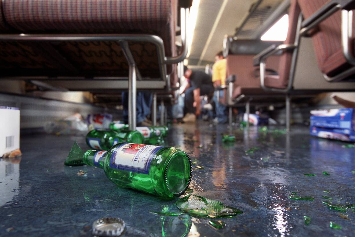 Reisende liessen nach einer Fahrt mit dem Zug zerbrochene Bierflaschen und Kartonschachteln im Abteil zurueck, aufgenommen am 26. August 2003. (KEYSTONE/Martin Ruetschi) === , === : Film]