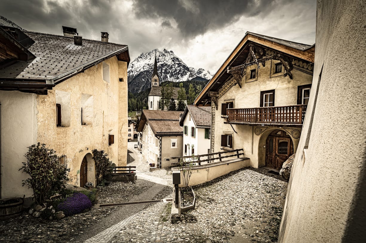 Scuol GR: Die idyllische Engadiner Gemeinde ist ein Paradies für Outdoorfans. 70 Berge, 17 Pässe, 22 Lifte laden zum Abenteuer.
