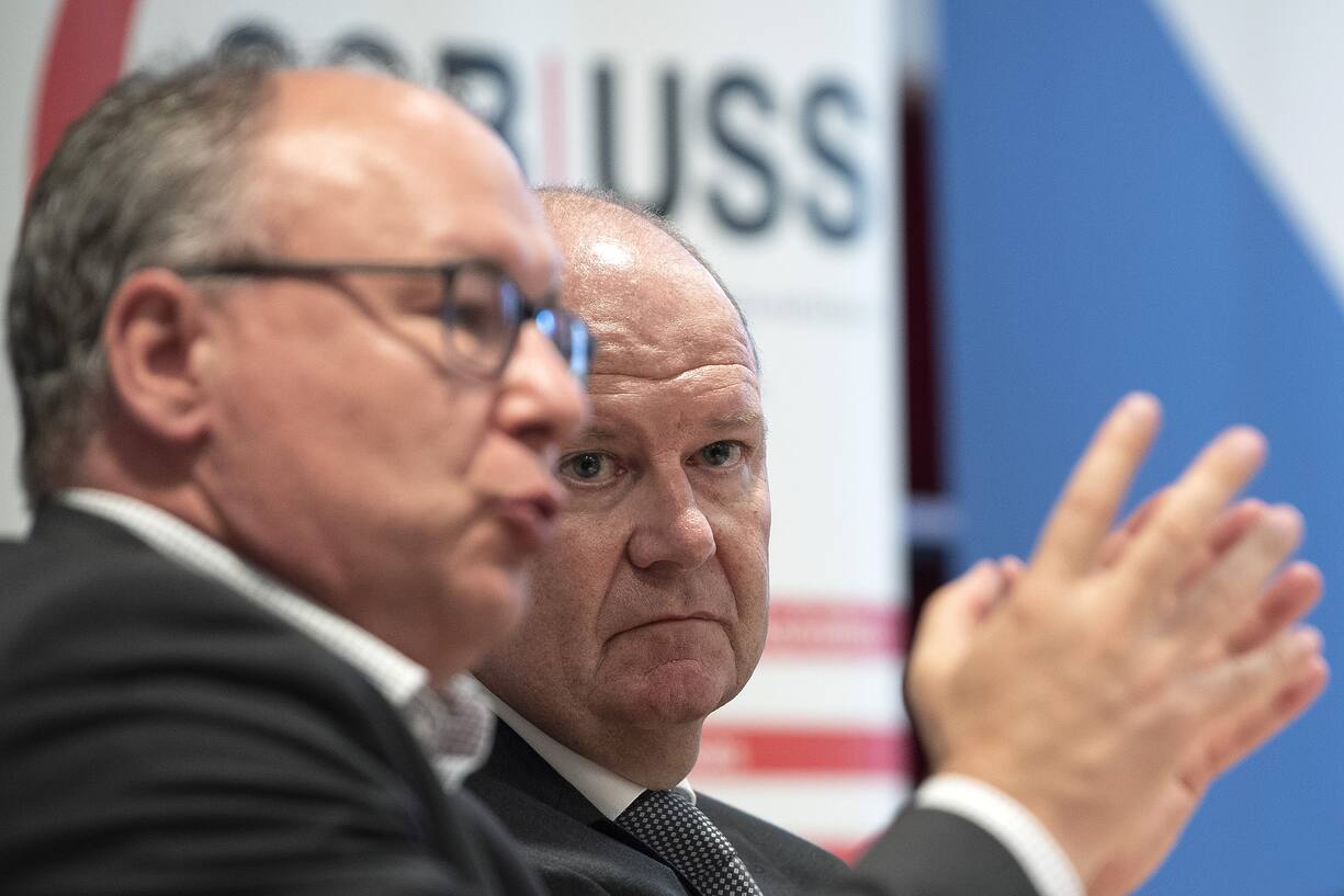 Pierre-Yves Maillard, Praesident SGB, links, und Valentin Vogt, Praesident Schweizerischer Arbeitgeberverband von den nationalen Dachverbaenden der Sozialpartner orientieren ueber das Ergebnis der Sozialpartnerverhandlungen zur BVG-Reform, am Dienstag, 2. Juli 2019, in Bern.