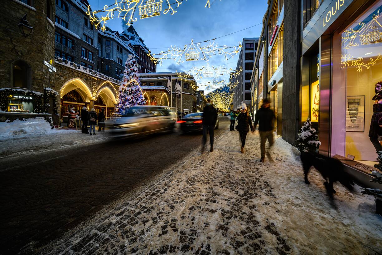 Shopping in Via Serlas in St.Moritz.St.Moritz im Corona Winter-Saison Start Monat Dezember 2020copyright: fotoswiss.com/giancarlo cattaneo