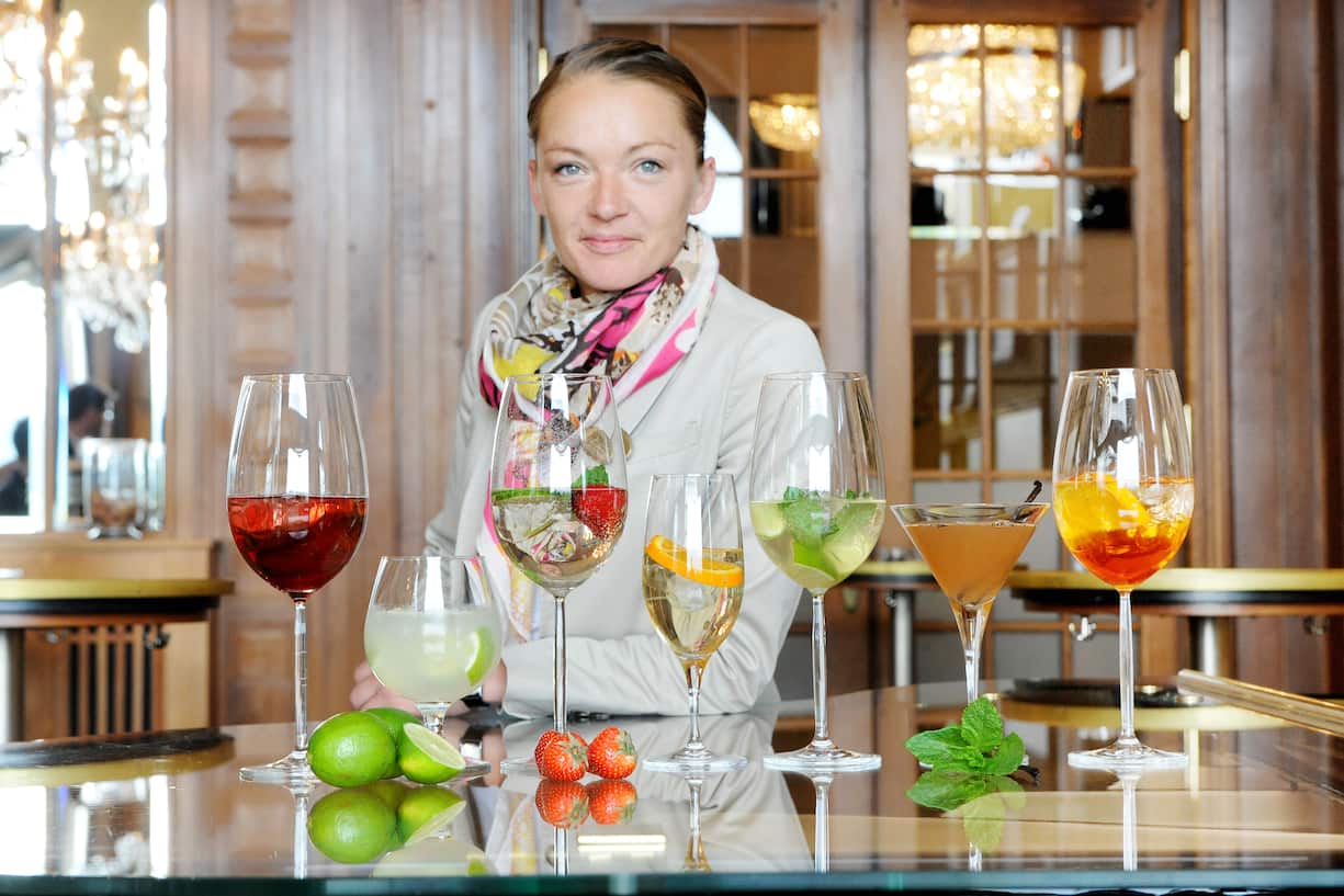 Welches ist DER Drink dieses Sommers?Die Barfrau vom Hotel Montana Stefanie Baier mixt für uns sieben Sommerdrinks. Fotografiert am 15. Mai 2013 in Luzern.NLZ Boris Bürgisser