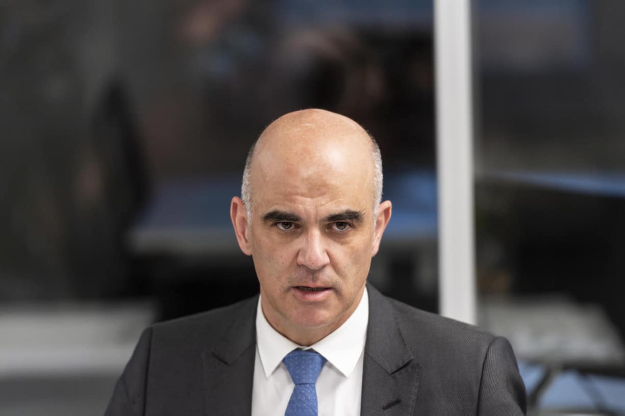 Federal coucillor and Swiss health minister Alain Berset talks to the media after his visit to Swiss pharma and biotech company Lonza manufacturing the Covid-19 vaccine for US biotech company Moderna in Visp, Switzerland, on Monday, January 11, 2021. (KEYSTONE/Alessandro della Valle)