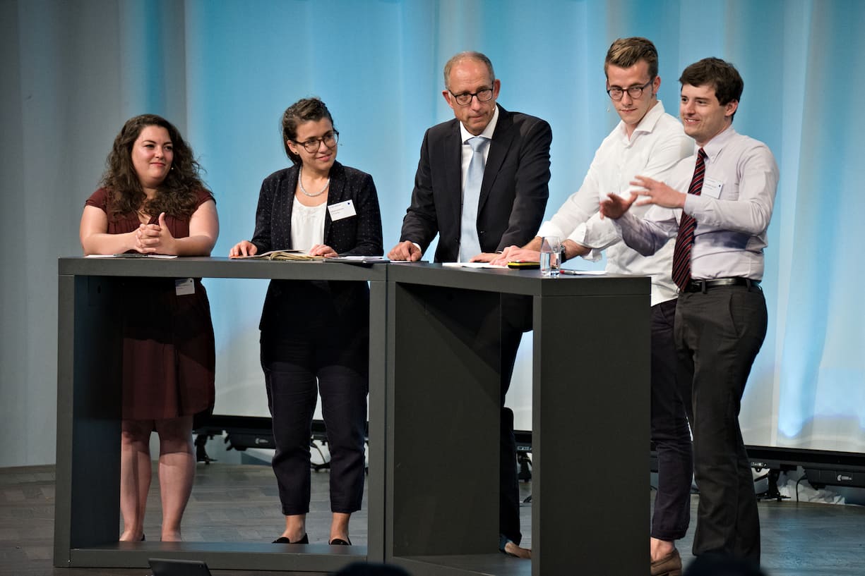 PräsidentInnen der Jungparteien:Tamara Funiciello, JUSO Schweiz;Sarah Bühler, Jung CVP Schweiz;Reto Brennwald, Moderator;Andri Silberschmidt, Jungfreisinnige Schweiz;Benjamin Fischer, Junge SVP Schweiz