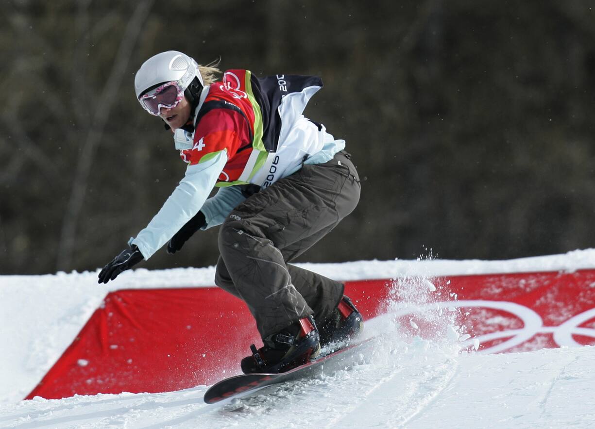 Gold medallist Tanja Frieden of Switzerland jumps in the final of the Women's Snowboard Cross competition at the Turin 2006 Winter Olympic Games in Bardonecchia, Italy, Friday, Feb. 17, 2006. Lindsey Jacobellis of the USA, who led for most of the race, crashed in sight of the finish and won the silver medal, Dominique Maltais of Canada took bronze. (KEYSTONE/AP Photo/Lefteris Pitarakis)