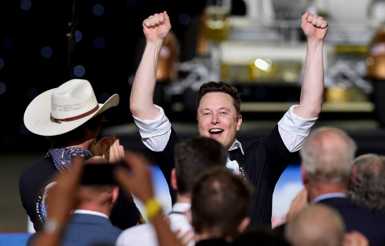 FILE PHOTO: SpaceX CEO Elon Musk celebrates with his brother Kimbal Musk (in hat) after the launch of a SpaceX Falcon 9 rocket and Crew Dragon spacecraft on NASA's SpaceX Demo-2 mission to the International Space Station from NASA's Kennedy Space Center in Cape Canaveral, Florida, U.S. May 30, 2020. REUTERS/Steve Nesius/File Photo