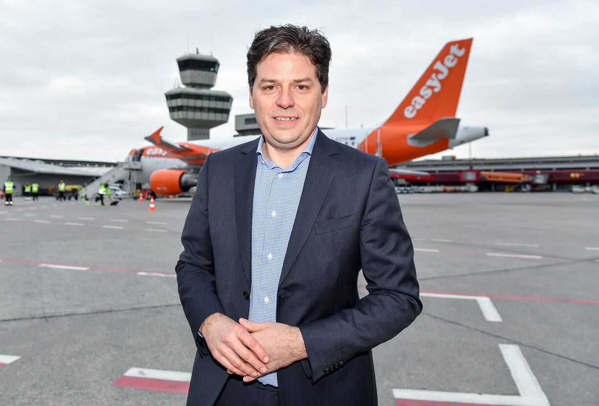 Easyjet-Europachef Thomas Haagensen steht am 05.01.2018 in Berlin auf dem Rollfeld des Flughafens Tegel bei einem Pressetermin zum Erstflug der Fluggesellschaft Easyjet ab Berlin-Tegel. Flug EZY5569 startet nach MÃ¼nchen. Es ist der erste innerdeutsche Flug des britischen Unternehmens. Foto: Jens Kalaene/dpa-Zentralbild/ZB [ Rechtehinweis: (c) dpa ]