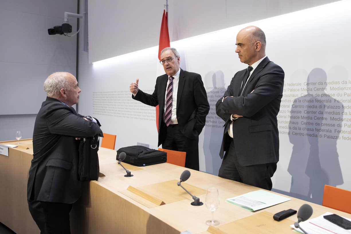 Die Bundesraete Ueli Maurer, Guy Parmelin und Alain Berset, von links, diskutieren am Ende einer Medienkonferenz ueber die Situation des Coronavirus, am Freitag, 20. Maerz 2020 in Bern. 