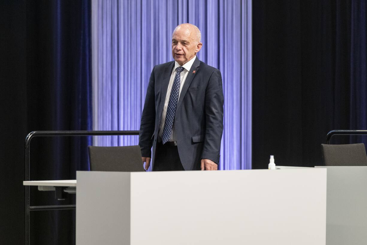 Finanzminister Ueli Maurer schreitet zu seinem Pult, am ersten Tag der ausserordentlichen Session der Eidgenoessischen Raete zur Corona-Krise, am Montag, 4. Mai 2020 im Nationalrat in einer Ausstellungshalle der Bernexpo in Bern. Damit das Parlament die vom Bundesrat verordneten Verhaltens- und Hygieneregeln zur Bekaempfung der Covid-19 Coronavirus Pandemie einhalten kann, findet die ausserordentlichen Session in der Bernexpo und nicht im Bundeshaus statt. (KEYSTONE/Alessandro della Valle)