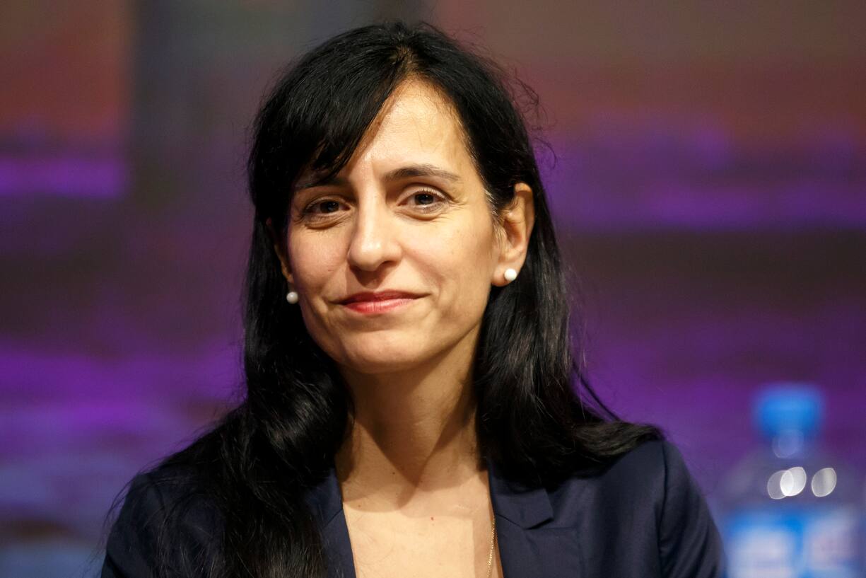Vania Alleva, presidente de UNIA, ecoute une intervention pendant un debat, lors du quatrieme congres ordinaire du syndicat Unia a Palexpo, ce vendredi, 28 octobre 2016, a Geneve. Pres de 350 delegues sont reunis jusqu'a samedi pour tirer un bilan des quatre annees ecoulees et fixer les objectifs des annees a venir durant le quatrieme congres ordinaire du syndicat UNIA. (KEYSTONE/Salvatore Di Nolfi)