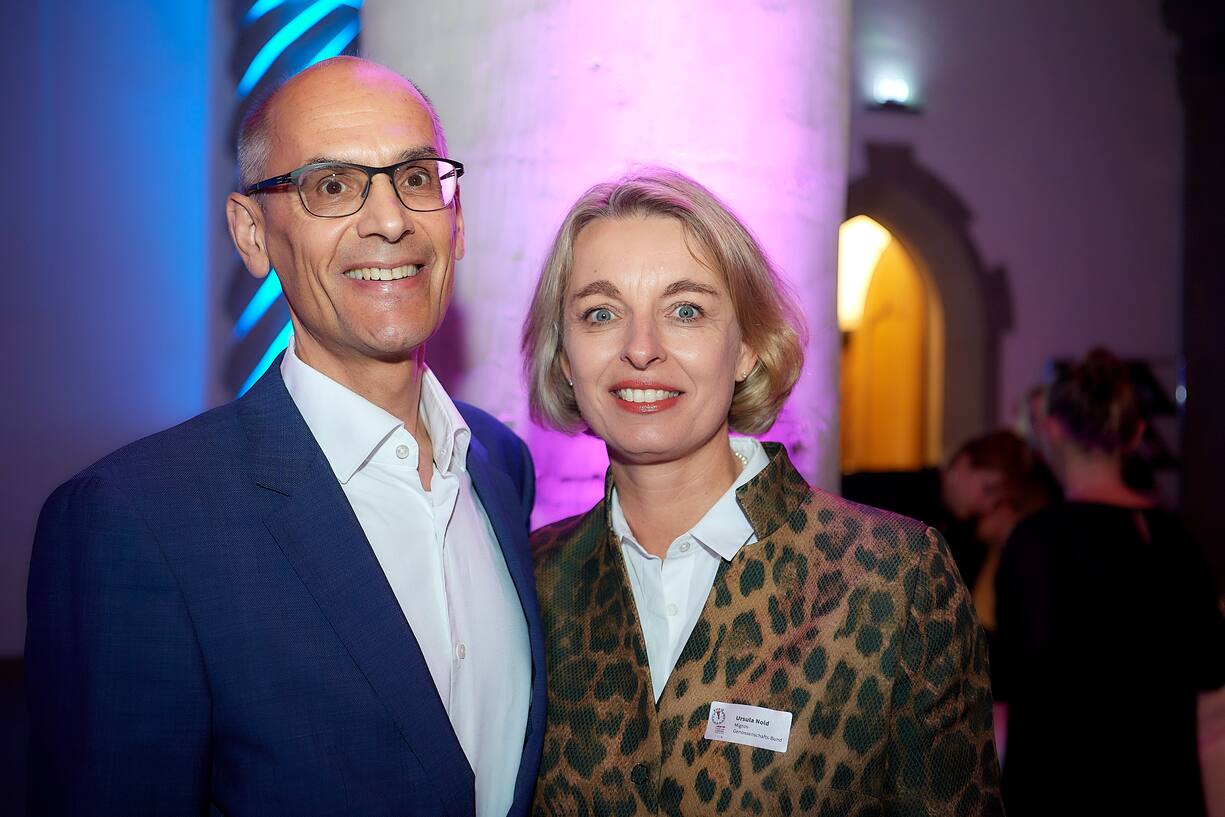 Preisverleihung des 5vor12-Preis fuer Deregulierung von StrategieDialog21 und dem Swiss Venture Club im Rathaus Bern. Christian Siegenthaler, Preistraeger 5vor12-Preis,  Vincence und Ursula Nold, Praesidentin Migros-Genossenschasfts-Bund. © Adrian Moser / Bilanz