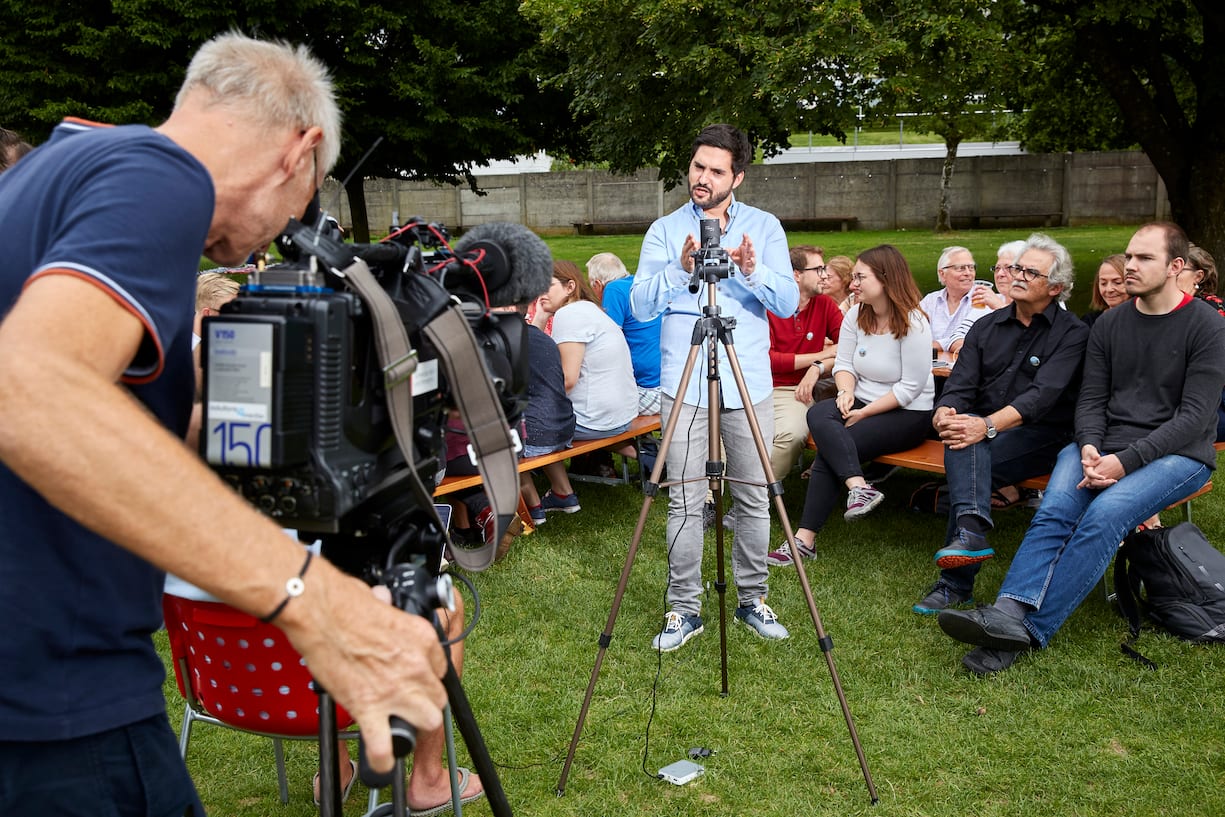 Tennwil 17.8.2019 - Cedric Wermuth, Nationalrat SP AG,mit seinem Wahlkampfteam im Arbeiterstrandbad TennwilGenf. Â© Annette Boutellier