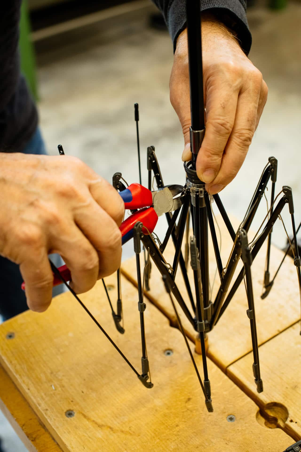 In der Reparaturabteilung werden kaputte Schirme wieder regenfest geflickt.