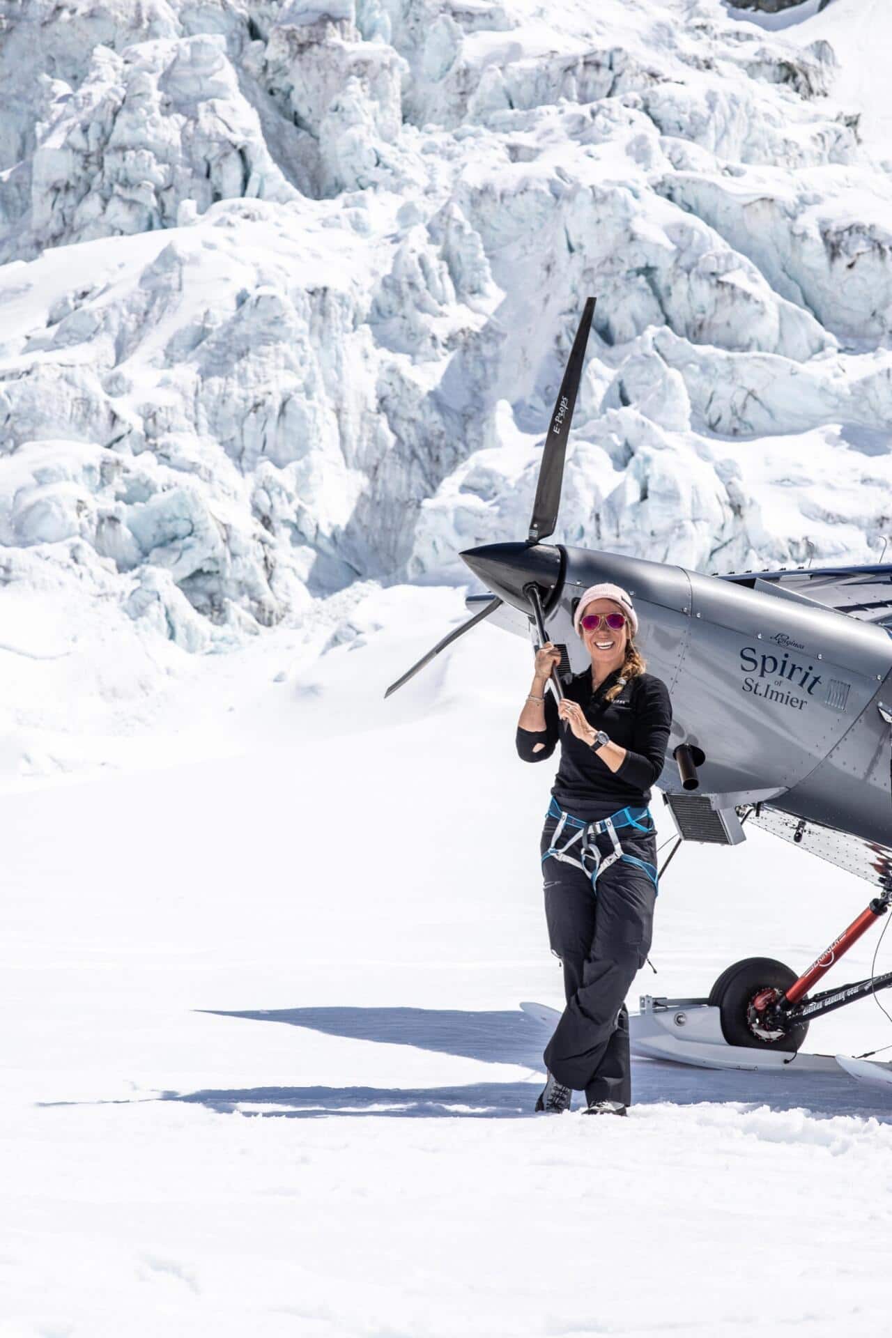 Géraldine Fasnacht mit ihrem Flugzeug «Spirit of St-Imier».