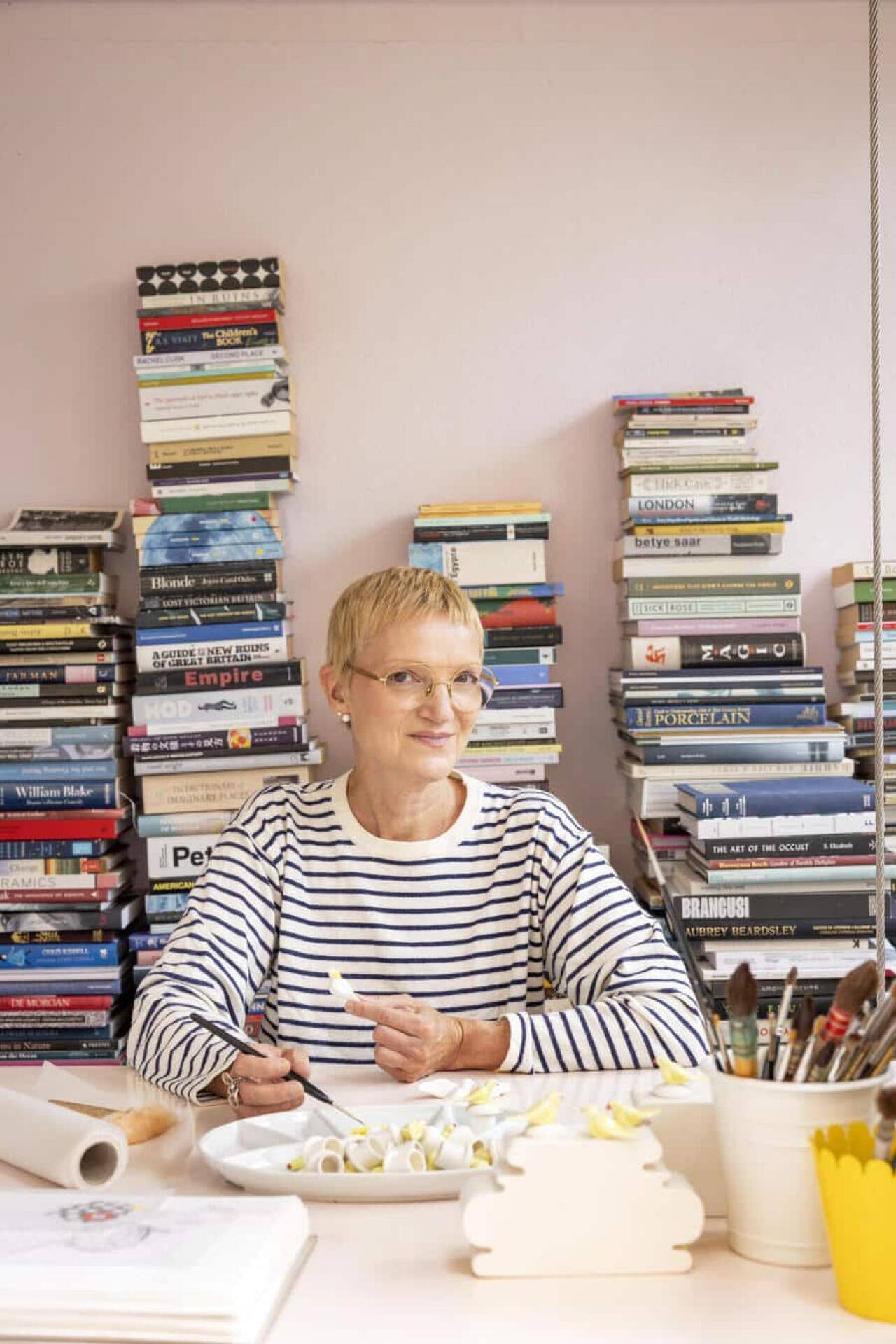 Neben ihrem Masterstudium in London arbeitet Töpfermeisterin Giulia Beretta an ihrer nächsten Kollektion, die sie der Töpferei San Rocco in Ascona widmet. Die Kollektion «San Rocchino 1936» soll ein kleines Stück ihres Erbes sein, das man mit nach Hause nehmen kann.