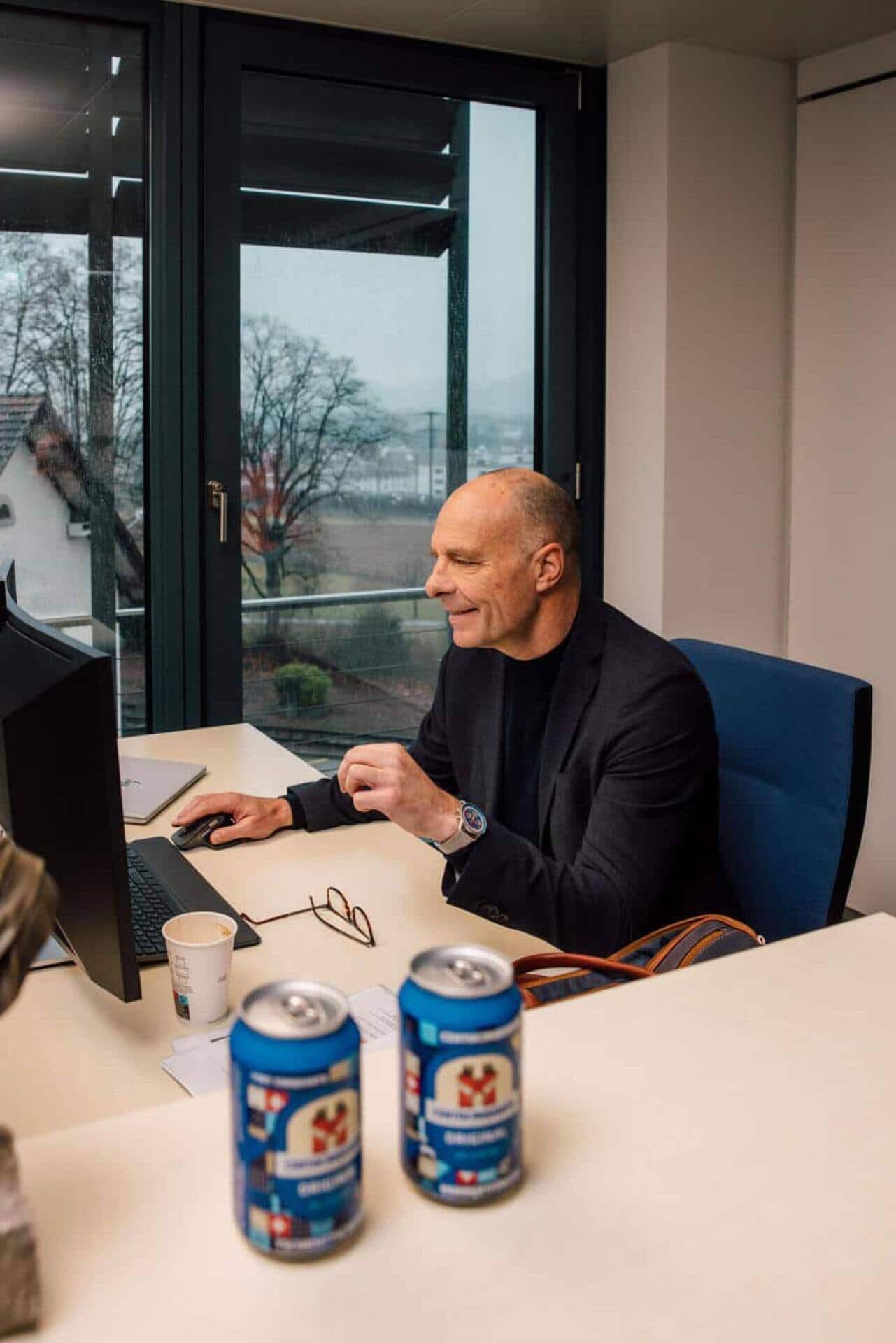 Im Grossraumbüro herrscht freie Sitzwahl. Trotzdem getraut sich niemand, den Stammplatz des Chefs einzunehmen.