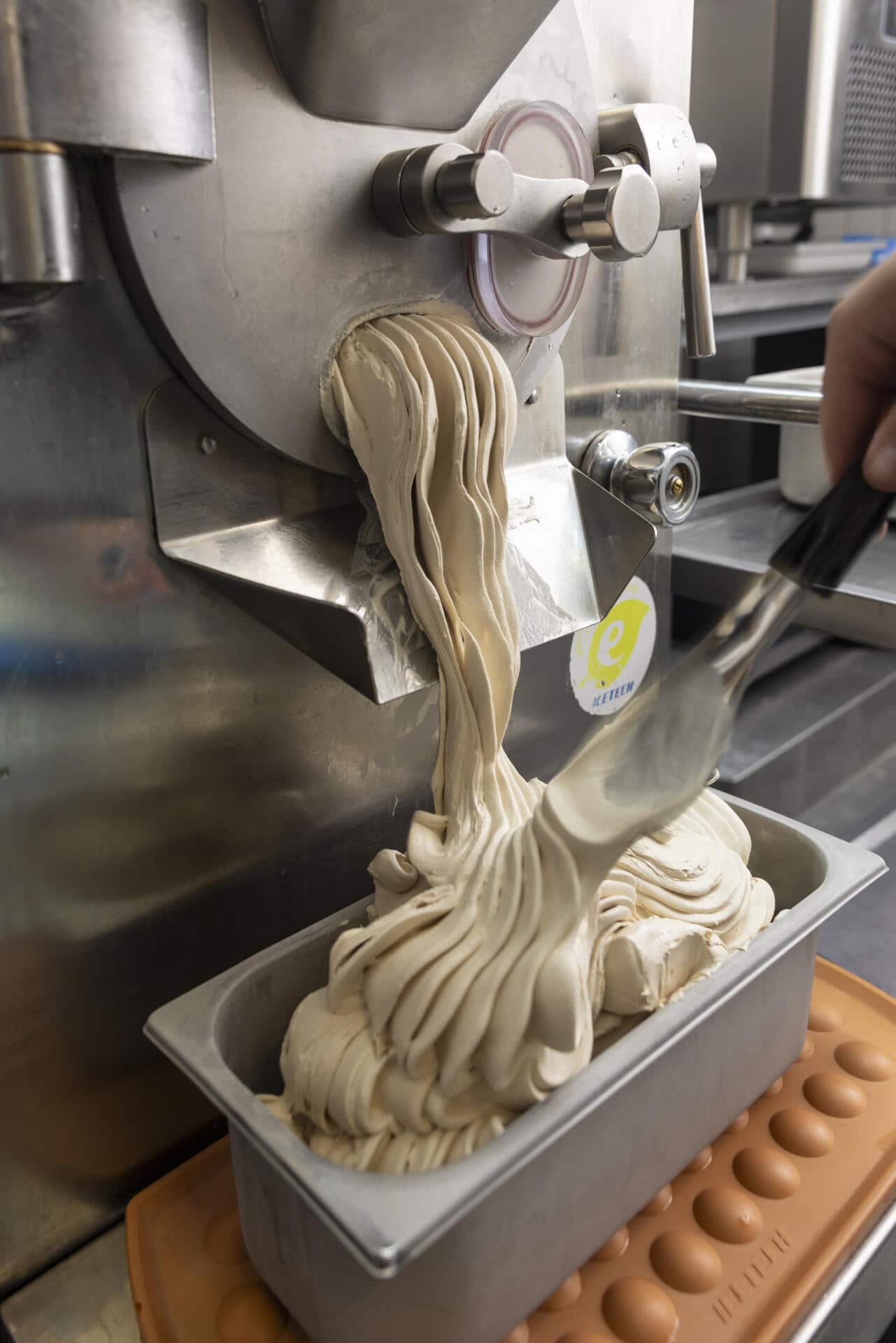 Alles Handarbeit: Vom Pürieren von Früchten, dem Anrühren des Rezepts bis hin zum Verzieren: Das Eis entsteht vor Ort.