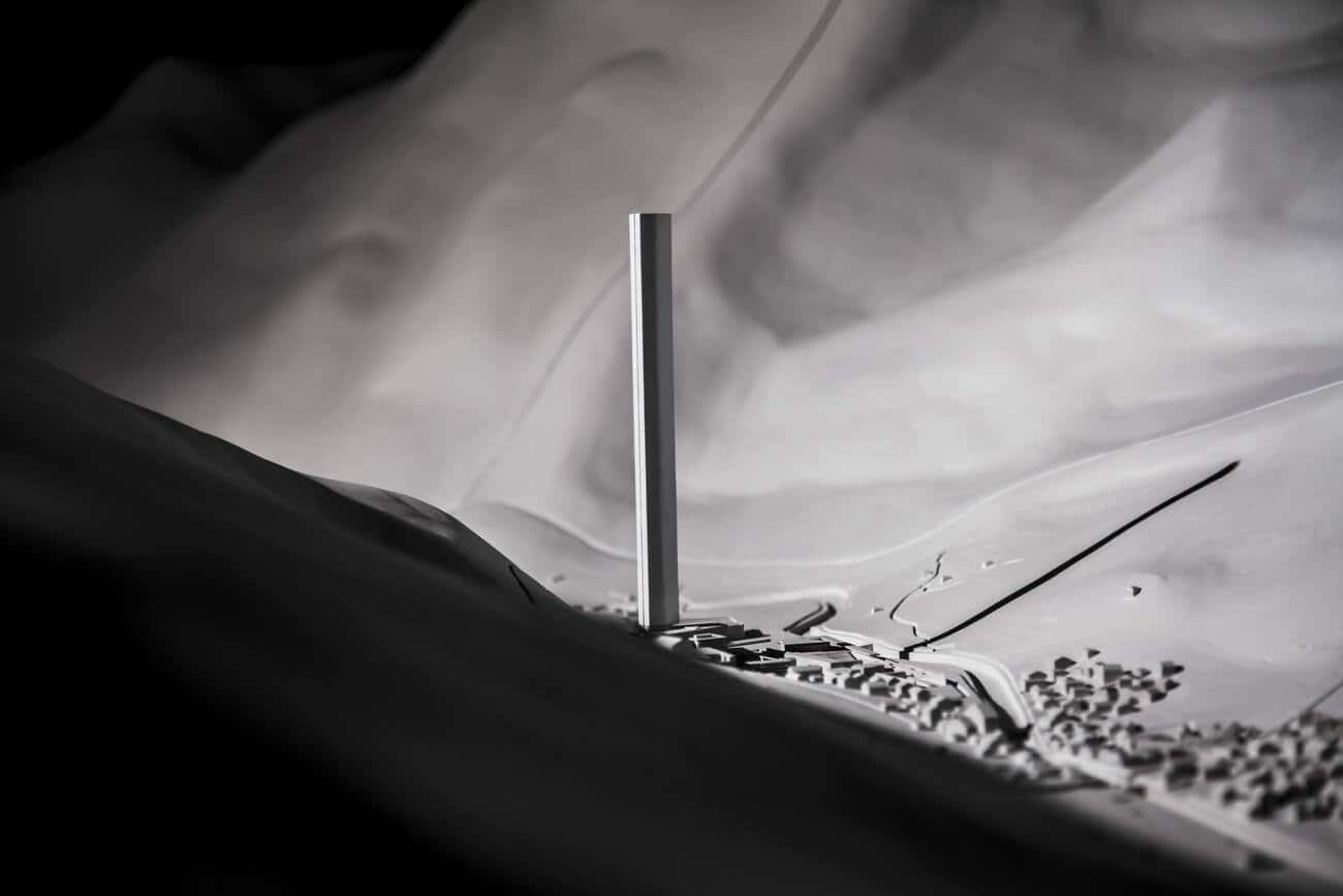 HANDOUT - Ein Foto eines Modells des Architekturbueros zum Projekt 7132 in Vals. Der Immobilien-Investor Remo Stoffel, CEO des Projektes 7132, orientierte an einer Medienkonferenz in Kloten, am Mittwoch, 25. Maerz 2015, ueber das Projekt 7132 in Vals. Der Immobilien-Investor Remo Stoffel plant im Buendner Bergdorf Vals eine Hotelanlage, deren Kern ein 381 Meter hoher Turm ist. (KEYSTONE/7132AG/Str) *** NO SALES, DARF NUR MIT VOLLSTAENDIGER QUELLENANGABE VERWENDET WERDEN ***