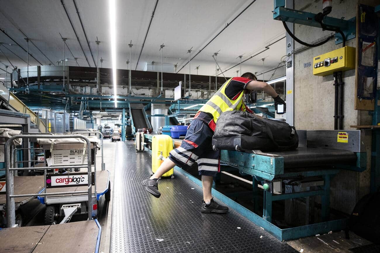 Ein Gepäcksortierer von Swissport arbeitet in der Gepäcksortierung am Flughafen Zürich.