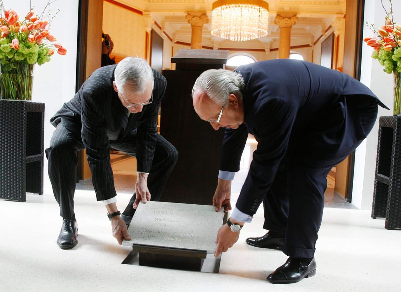 Stadtpraesident Elmar Ledergerber, links, und Investor Urs Schwarzenbach, rechts, fuegen eine gravierte Tafel in den Boden ein, am Dienstag, 18. Maerz 2008, bei der Einweihung des Hotels Dolder Grand in Zürich.