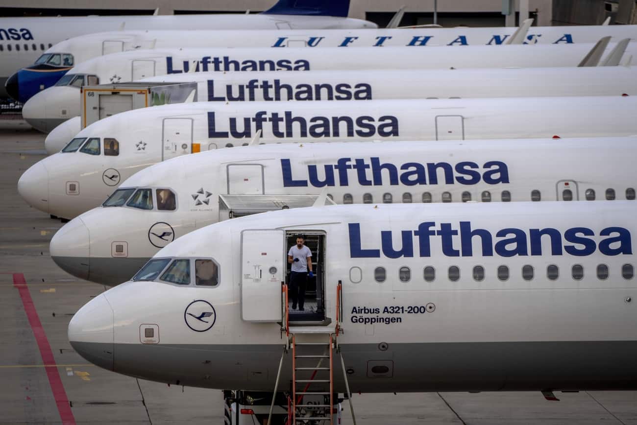 Lufthansa-Flieger sind am Flughafen Frankfurt geparkt (September 2022).