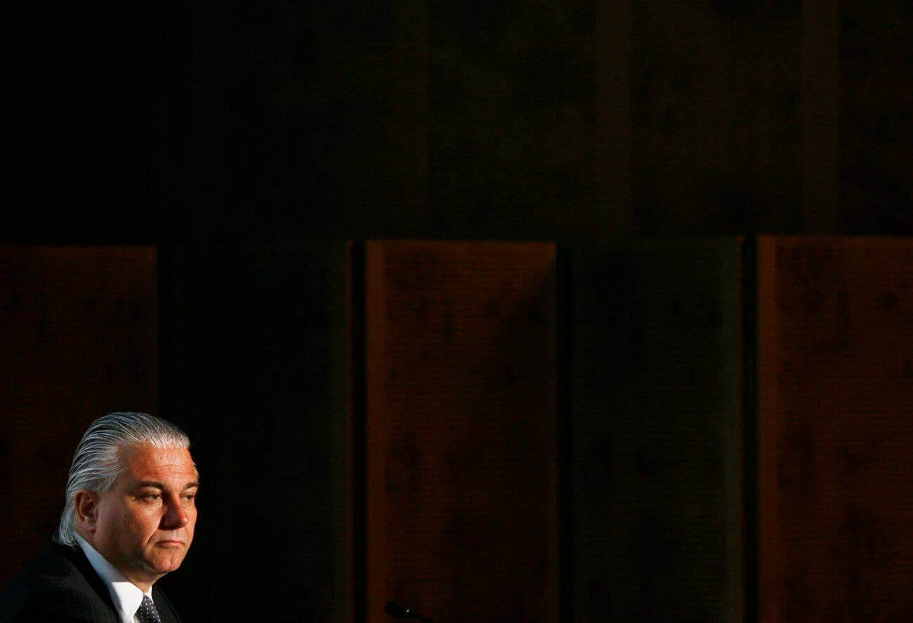 Alex Widmer, CEO der Bank Julius Baer, verfolgt am Mittwoch, 23. Juli 2008, anlaesslich einer Pressekonferenz in Zuerich ein Referat. Die Finanzkrise und die Boersenbaisse haben die Bank Julius Baer im ersten Halbjahr 2008 nur wenig gebremst. Der Konzerngewinn betrug 510 Mio. Franken, 8 Mio. weniger als in der Vorjahresperiode.   (KEYSTONE/Steffen Schmidt)