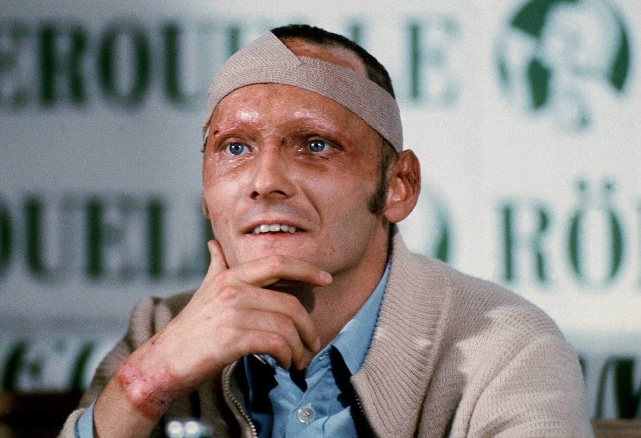 Niki Lauda am 08. September 1976 im Rahmen einer Pressekonferenz in Salzburg. Lauda, der sich die schweren Verletzungen bei einem Unfall auf dem Nürburgring am 1. August 1976 zugezogen hatte, kündigte an, dass er nach seiner Genesung wieder Autorennen fahren werde. Der dreifache Formel 1-Weltmeister und Airline-Chef feiert am 22. Februar 2019 seinen 70. Geburtstag. (ARCHIVBILD VOM 8.9.1976) - FOTO: APA/UPI/FRM